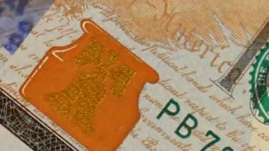 Yüz dolar nakitin parçaları. 100 dolarlık duraklama etkisi.