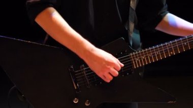 Canlı performans sırasında elektro gitar çalan tanınmamış bir müzisyen