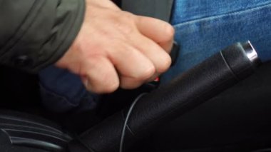 Emniyet kemerini takan adam..