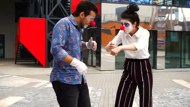 Mimes Mädchen und Kerl in heller Kleidung führen Pantomime auf — Stockvideo