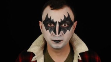Korkunç iblis makyajlı adam derin derin nefes alıyor ve kameraya bakıyor..