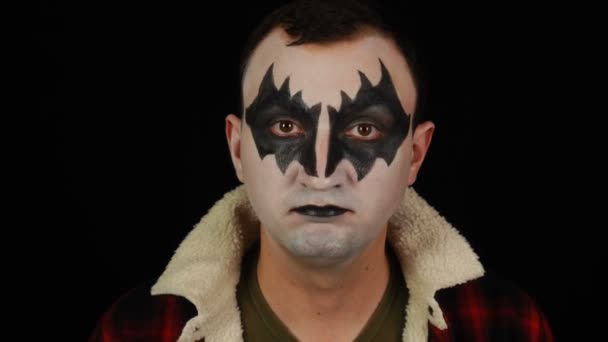 Portret van de mens in demon make-up doet ja gebaar terwijl hij naar de camera kijkt — Stockvideo