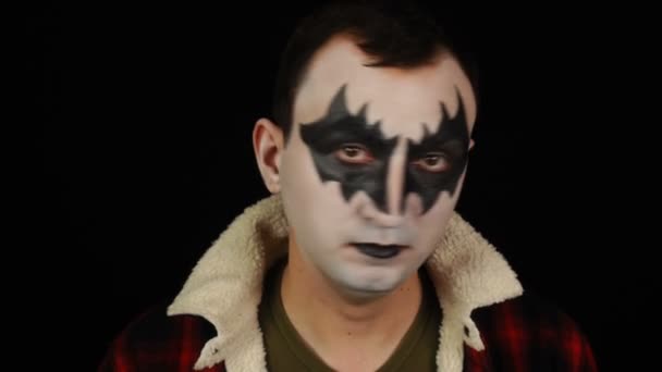 Portret mężczyzny w demonicznym makijażu nie robi żadnego gestu patrząc w kamerę — Wideo stockowe