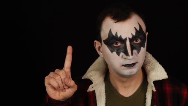 Man in demon make-up schudden vinger en zegt nee op zwarte achtergrond — Stockvideo