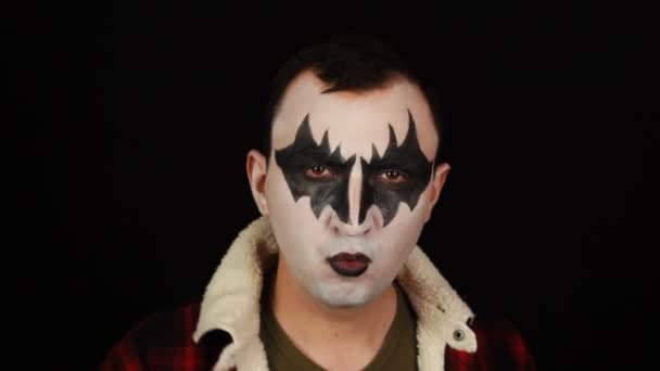 Man in demon make-up grappig dansen op zwart achtergrond — Stockvideo