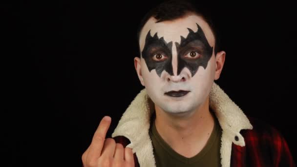 Man in demon make-up maken uitnodigend gebaar naar camera op zwarte achtergrond — Stockvideo