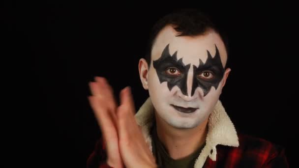 Mężczyzna w demonicznym makijażu bije brawo na czarnym tle — Wideo stockowe