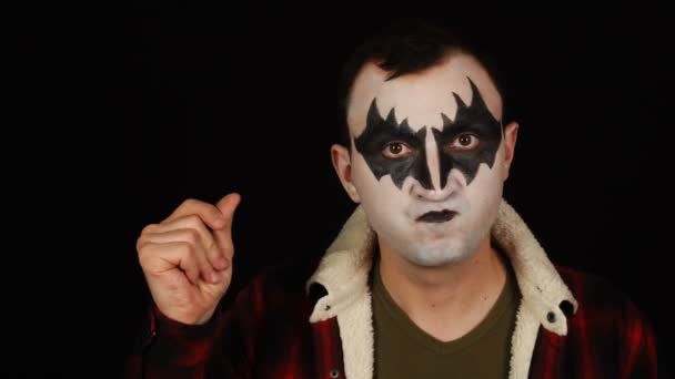 Człowiek w strasznym demonicznym makijażu pstrykające palce — Wideo stockowe