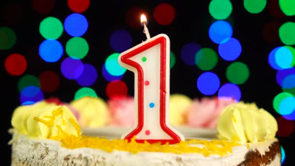 Numero 1 Felice compleanno torta Witg bruciando candele Topper. — Video Stock