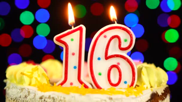 Numero 16 Buon compleanno Torta Witg bruciando candele Topper. — Video Stock