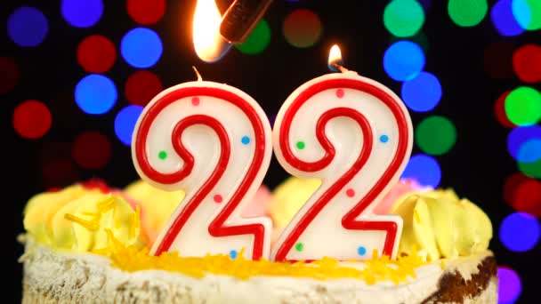 Número 22 Tarta de Cumpleaños Feliz Witg Velas Ardientes Topper. — Vídeos de Stock