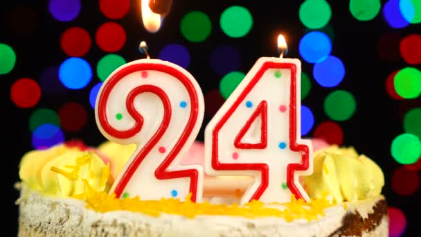 Nummer 24 Happy Birthday Cake Witg Burning Candles Topper. — Stockvideo