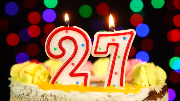 Číslo 27 Happy Birthday Cake Witg Burning Candles Topper. — Stock video