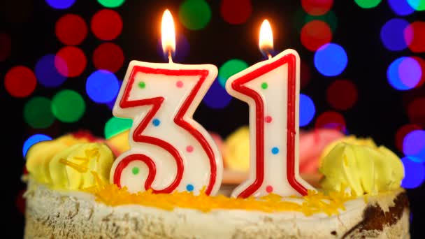 Nummer 31 Grattis på födelsedagen tårta Witg Brinnande Ljus Topper. — Stockvideo