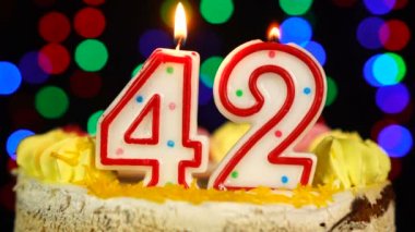 42 Numara: Mutlu Yıllar Pastası Witg Yanan Mumlar Topper.