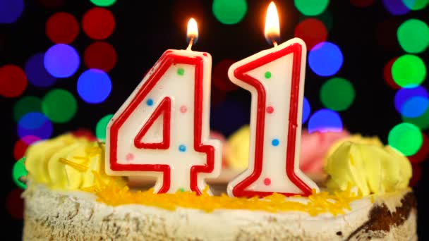 Número 41 Feliz aniversário bolo bruxa queimando velas Topper. — Vídeo de Stock