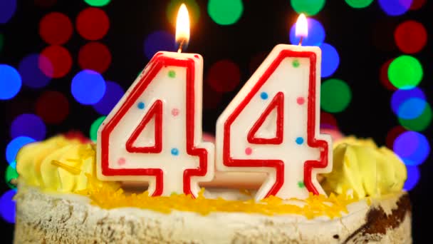Número 44 feliz aniversário bolo bruxa queimando velas Topper. — Vídeo de Stock