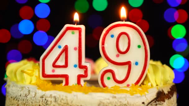 Номер 49 С днем рождения торт Витг горящие свечи Топпер. — стоковое видео