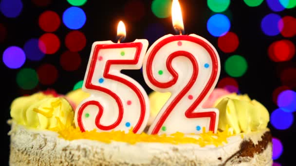 Número 52 feliz aniversário bolo bruxa queimando velas Topper. — Vídeo de Stock