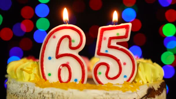 Nummer 65 Happy Birthday Cake Witg Burning Candles Topper. — Stockvideo