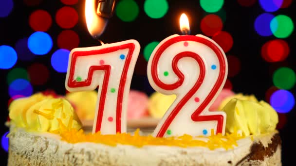 Nummer 72 Gelukkige verjaardag taart heks branden kaarsen topper. — Stockvideo