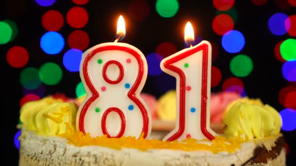 Número 81 feliz aniversário bolo bruxa queimando velas Topper. — Vídeo de Stock