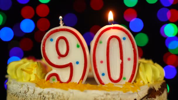 Numero 90 Buon compleanno Torta Witg bruciando candele Topper. — Video Stock