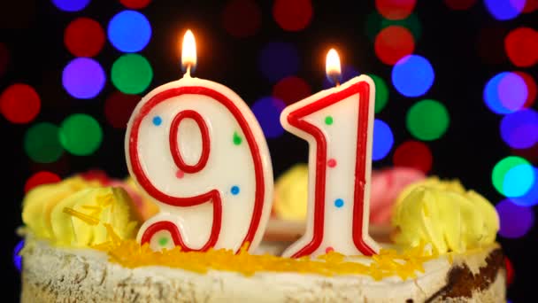 Número 91 feliz aniversário bolo bruxa queimando velas Topper. — Vídeo de Stock