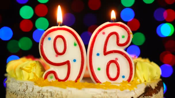 Número 96 feliz aniversário bolo bruxa queimando velas Topper. — Vídeo de Stock