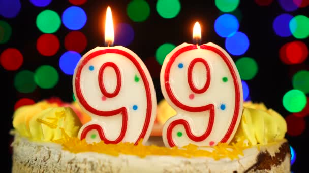 Nummer 99 Gelukkige verjaardag Cake Witg Brandende Kaarsen Topper. — Stockvideo