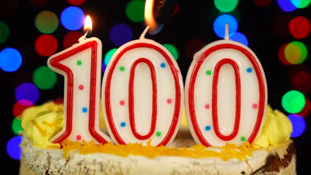Número 100 feliz aniversário bolo bruxa queimando velas Topper. — Vídeo de Stock