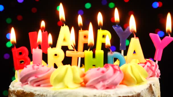 З Днем народження тістечка з підпаленими рачками. — стокове відео