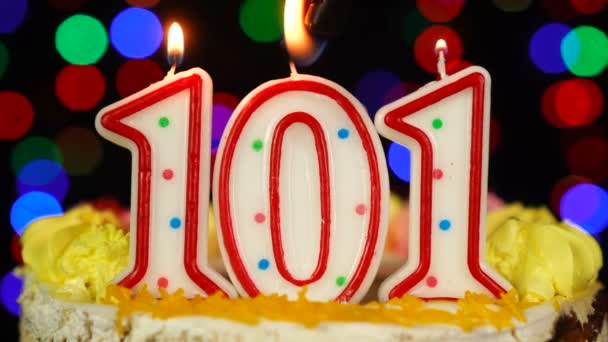 Número 101 Pastel de cumpleaños feliz con velas ardientes Topper. — Vídeo de stock