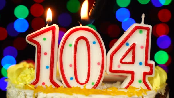 Numéro 104 Joyeux gâteau d'anniversaire avec des bougies brûlantes Topper. — Video