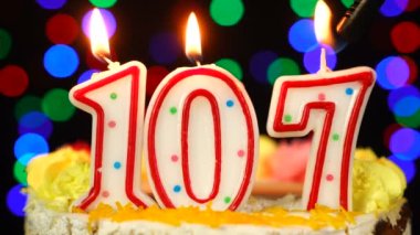 107 numara: Yanan Mumlarla Mutlu Yıllar Pastası.