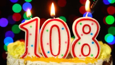 108 numara: Yanan Mumlarla Mutlu Yıllar Pastası.