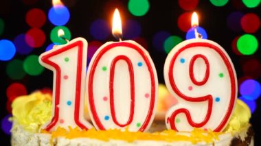 109 numara: Yanan Mumlarla Mutlu Yıllar Pastası.