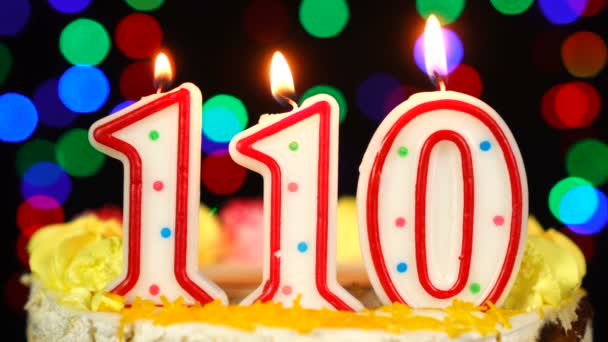 Número 110 Bolo de aniversário feliz com velas em chamas Topper. — Vídeo de Stock