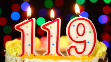 119 numara: Yanan Mumlarla Mutlu Yıllar Pastası.