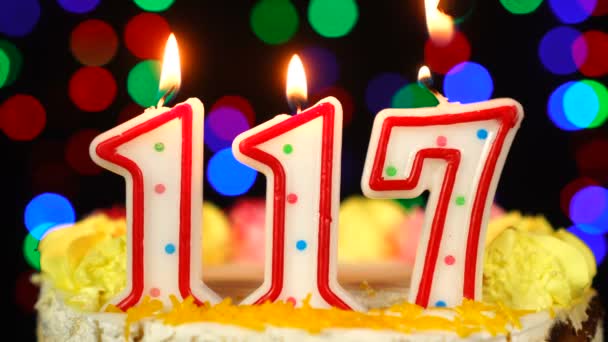 117号生日快乐蛋糕，顶部有燃烧的蜡烛. — 图库视频影像