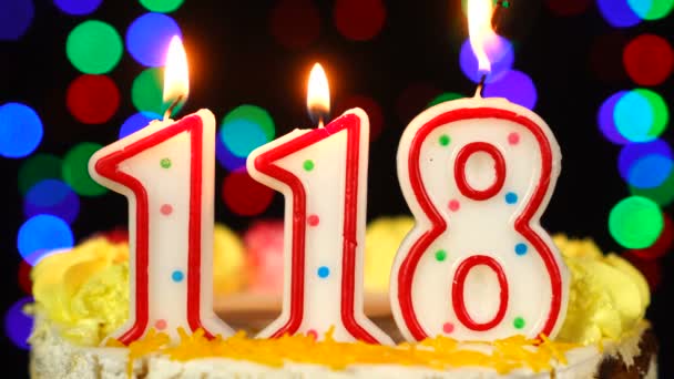 Numéro 118 Joyeux gâteau d'anniversaire avec des bougies brûlantes Topper. — Video