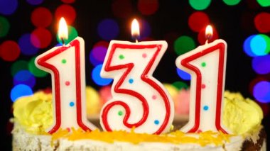 131 numara: Yanan Mumlarla Mutlu Yıllar Pastası.