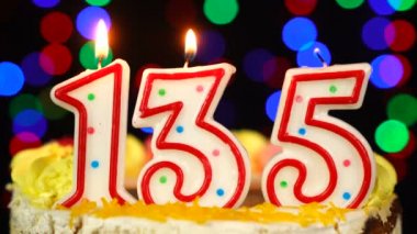 135 numara: Yanan Mumlarla Mutlu Yıllar Pastası.
