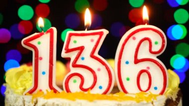 136 Numara: Yanan Mumlarla Mutlu Yıllar Pastası.