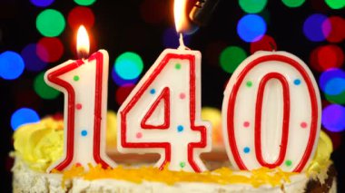 140 Numara: Yanan Mumlarla Mutlu Yıllar Pastası.