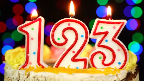 Número 123 Bolo de aniversário feliz com velas em chamas Topper. — Vídeo de Stock