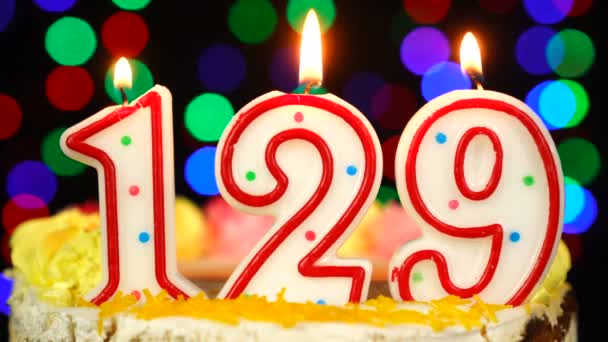 Nummer 129 Happy Birthday Cake mit brennenden Kerzen Topper. — Stockvideo