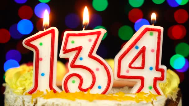 134 Numara: Yanan Mumlarla Mutlu Yıllar Pastası. — Stok video