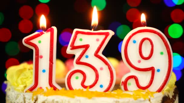 Numéro 139 Joyeux gâteau d'anniversaire avec des bougies brûlantes Topper. — Video