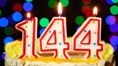 144 numara: Yanan Mumlarla Mutlu Yıllar Pastası.